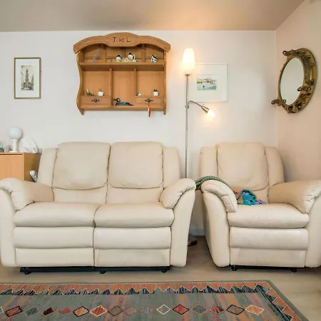 Apartment Snug In Close To Sea