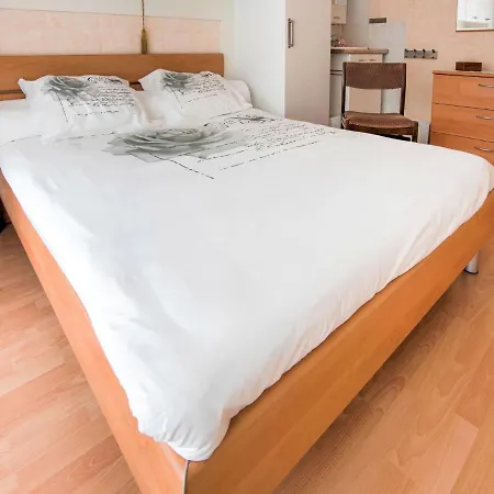 Snug In Close To Sea * Wenduine